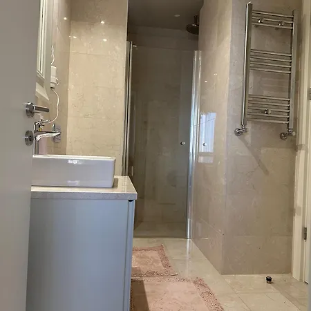 Take Me Apartment *